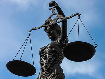 Manchmal kann auch Justitia nur den Kopf sch&uuml;tteln, wie jetzt in der Verhandlung gegen zwei junge M&auml;nner vor dem Kulmbacher Amtsgericht. Symbolfoto: Archiv