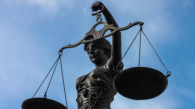 Manchmal kann auch Justitia nur den Kopf sch&uuml;tteln, wie jetzt in der Verhandlung gegen zwei junge M&auml;nner vor dem Kulmbacher Amtsgericht. Symbolfoto: Archiv