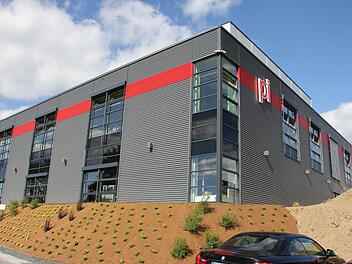 Petz Industries hat kräftig investiert: Das ist die neue Produktionshalle, die am Samstag eingeweiht wurde.  Foto: Veronika Schadeck