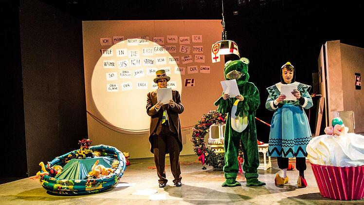 Turbulentes Bühnenvergnügen: "Selfies einer Utopie" mit Eva Marianne Berger, Alexandra Weis und Thomas Kaschel in der Coburger Reithalle.Foto: Jochen Berger