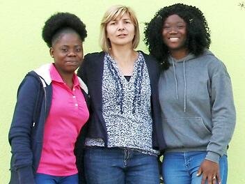 Dorcas Flomo (rechts) hat fast ein Jahr lang ein Praktikum in der Stammbacher Kindertagesstätte absolviert und in der Erzieherin Ramona Jäkel (Mitte) nicht nur eine Kollegin, sondern eine Freundin gefunden. Kebeh Gayflor, die inzwischen dritte Praktikantin aus Liberia, ist vor einigen Tages angekommen. Foto: Klaus Klaschka