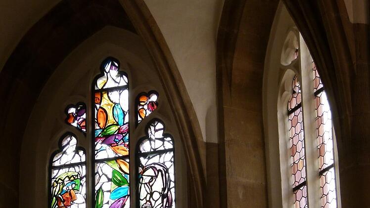 Lüpertz - und doch nicht Lüpertz: Das erste Musterfenster in der St. Elisabeth-Kirche findet keine Zustimmung des Künstlers. Foto: Marion Krüger-Hundrup
