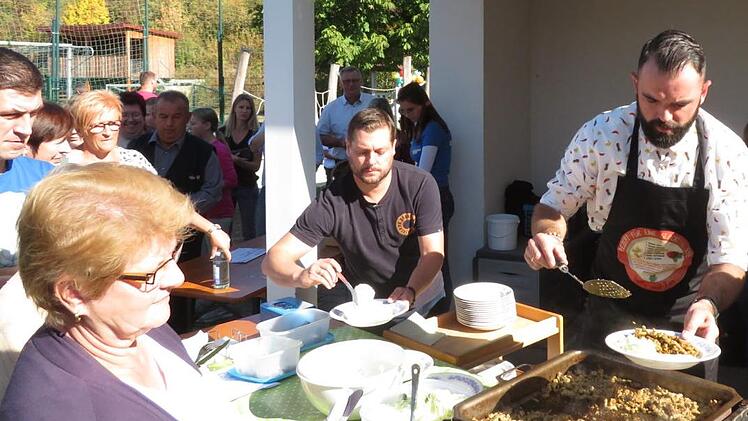45 Kilo Gyros wurden zubereitet und verkauft. Elternbeiratsvorsitzender Christian Quinger half fleißig mit beim Bruzzeln. Foto: Monika Schütz