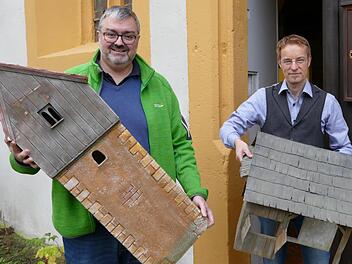 Marcus Gessner (links) und Michael Suffa vor der Maternkapelle, die am  9. November für einen ersten Besuch der Krippenausstellung geöffnet ist.  Fotos: Marion Krüger-Hundrup