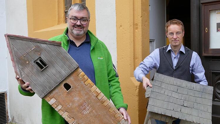 Marcus Gessner (links) und Michael Suffa vor der Maternkapelle, die am  9. November für einen ersten Besuch der Krippenausstellung geöffnet ist.  Fotos: Marion Krüger-Hundrup