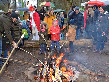 Stockbrotbacken - da wurden trotz Regen Magen und Hände wieder warm. Und wenn der Nikolaus da auch noch zusieht, kann nichts anbrennen. Foto: Peter Rauch