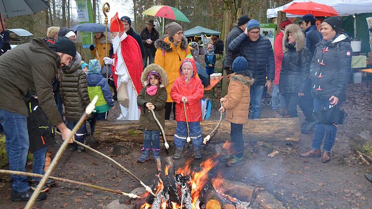 Stockbrotbacken - da wurden trotz Regen Magen und Hände wieder warm. Und wenn der Nikolaus da auch noch zusieht, kann nichts anbrennen. Foto: Peter Rauch
