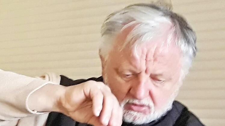 Die Handhabung eines Schnelltests führte Tafelvorsitzender Herbert Mayer vor, sein Ergebnis war negativ.