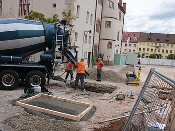 Am Freitag wurden hinterm Rathaus Fundamente für den Kran betoniert.