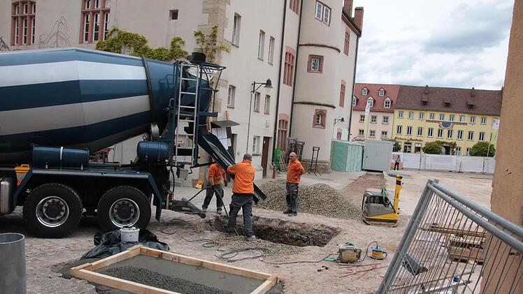 Am Freitag wurden hinterm Rathaus Fundamente für den Kran betoniert.