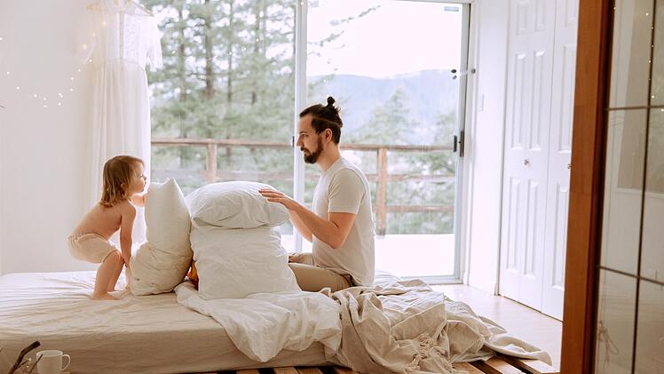 Nach nächtlichem Einnässen muss die Bettwäsche gewechselt werden.