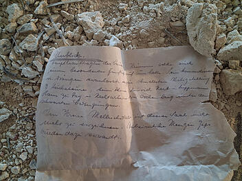 Mellrichstadt: Arbeiter finden 76 Jahre alte Flaschenpost bei Sanierung Mellrichstadt: Arbeiter finden 76 Jahre alte Flaschenpost bei Sanierung