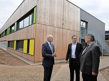 Vor dem neuen Anbau Landrat Günther Denzler, Architekt Stefan Paptistella und Bürgermeister Max-Dieter Schneider (von links). Foto: Ronald Rinklef