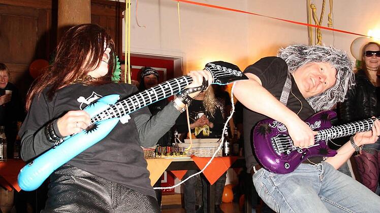 Gelenkig: Alle Bürgermeisterkandidaten machten beim Gitarrenlimbo mit. Foto: S. Lutter