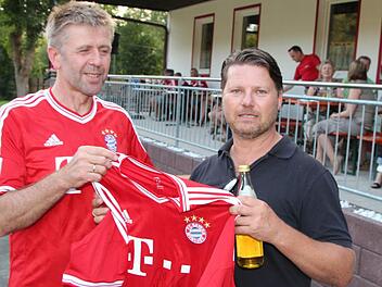 Stefan Zipfel von der Bayern-Fan-Club-Vereinigung Oberfranken überreichte ein Original FC-Bayern-Trikot beim Benefizspiel an der Kronacher Hammermühle an Andres Geßlein für 230 Euro, der sogleich weitere 250 Euro als Spende für die Lebenshilfe drauflegte. Die Unterstützung des neuen Behindertenwohnheims liegt auch ihm sehr am Herzen. Fotos: Rainer Glissnik