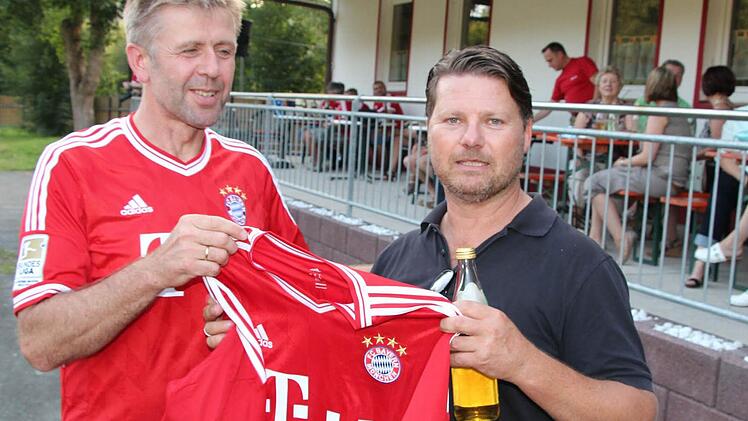 Stefan Zipfel von der Bayern-Fan-Club-Vereinigung Oberfranken überreichte ein Original FC-Bayern-Trikot beim Benefizspiel an der Kronacher Hammermühle an Andres Geßlein für 230 Euro, der sogleich weitere 250 Euro als Spende für die Lebenshilfe drauflegte. Die Unterstützung des neuen Behindertenwohnheims liegt auch ihm sehr am Herzen. Fotos: Rainer Glissnik