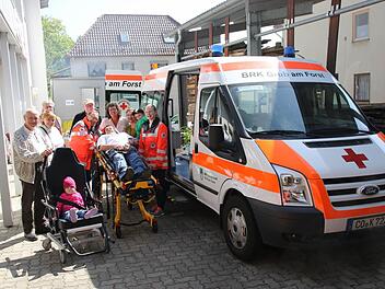 Für die Mitglieder der BRK-Bereitschaft Grub am Forst ging ein langgehegter Wunsch mit der Übergabe des neuen Fahrzeuges, einem Krankentransportwagen, in Erfüllung. Foto: Michael Stelzner