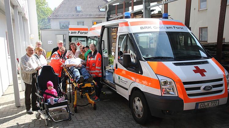 Für die Mitglieder der BRK-Bereitschaft Grub am Forst ging ein langgehegter Wunsch mit der Übergabe des neuen Fahrzeuges, einem Krankentransportwagen, in Erfüllung. Foto: Michael Stelzner