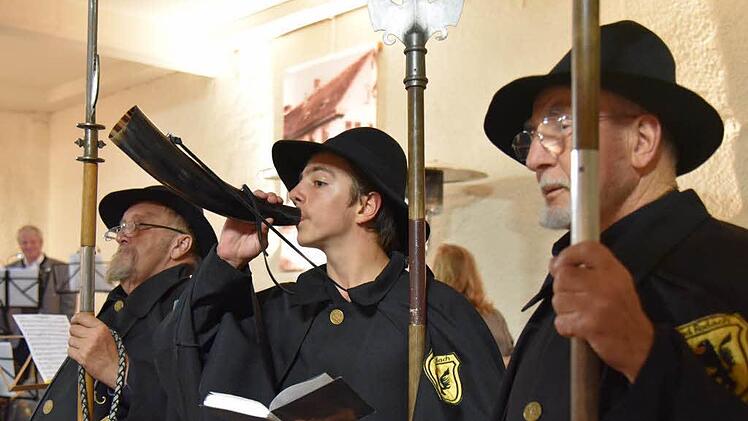 Der jüngste Nachtwächter Deutschlands, Samuel Schmidt trägt seine Verse vor und bläst das Horn. Foto: Gabi Arnold