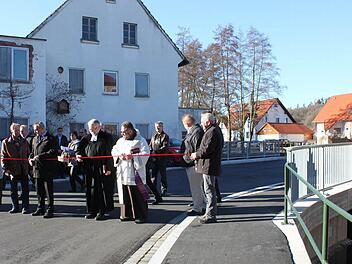 Symbolisches Banddurchschneiden auf der Brücke Langheimer Straße in Altenkunstadt. Im Bild von links Bauunternehmer Alois Dechant, Ingo Jacobsen vom Planungsbüro Strunz, Bürgermeister Robert Hümmer, Pfarrer Heinz Geyer und Pater Kosma.  Foto: Popp