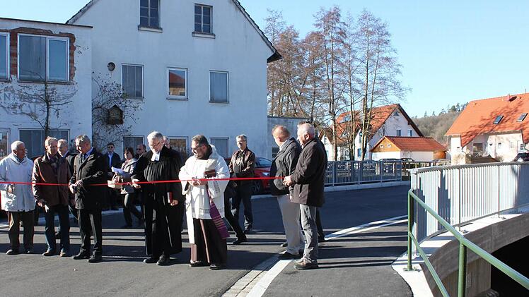 Symbolisches Banddurchschneiden auf der Brücke Langheimer Straße in Altenkunstadt. Im Bild von links Bauunternehmer Alois Dechant, Ingo Jacobsen vom Planungsbüro Strunz, Bürgermeister Robert Hümmer, Pfarrer Heinz Geyer und Pater Kosma.  Foto: Popp