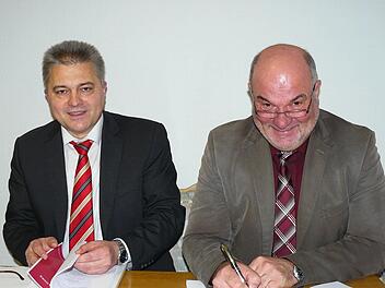 Rugendorfs Bürgermeister Ralf Holzmann (rechts) unterschrieb den Erschließungsvertrag mit der Telekom im Rathaus der Frankenwaldgemeinde. Mit im Bild (links) Friedrich Weinlein, Kommunaler Ansprechpartner der Deutschem Telekom Technik.  Foto: Klaus-Peter Wulf
