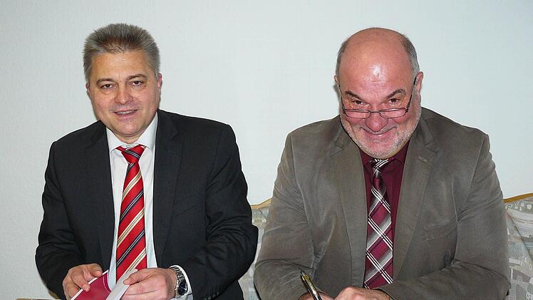 Rugendorfs Bürgermeister Ralf Holzmann (rechts) unterschrieb den Erschließungsvertrag mit der Telekom im Rathaus der Frankenwaldgemeinde. Mit im Bild (links) Friedrich Weinlein, Kommunaler Ansprechpartner der Deutschem Telekom Technik.  Foto: Klaus-Peter Wulf