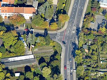 Die Luftaufnahme lässt gut die unübersichtliche Situation erkennen: In einem weiten Trichter mündet die untergeordnete Annastraße in die vierspurige Starkenfeldstraße. Autofahrer müssen beim Abbiegen Zebrastreifen und Radweg queren. Foto: Ronald Rinklef