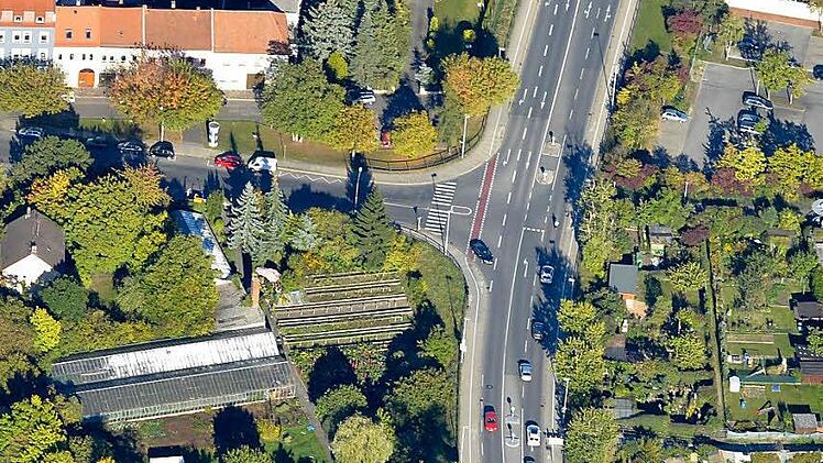 Die Luftaufnahme lässt gut die unübersichtliche Situation erkennen: In einem weiten Trichter mündet die untergeordnete Annastraße in die vierspurige Starkenfeldstraße. Autofahrer müssen beim Abbiegen Zebrastreifen und Radweg queren. Foto: Ronald Rinklef