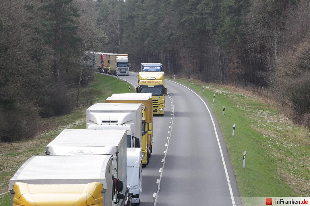 Der Lkw-Unfall auf der A3 sorgt für Verkehrschaos auf der B505
