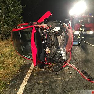 Pkw kracht in Baumgruppe und überschlägt sich bei Ödenreuth