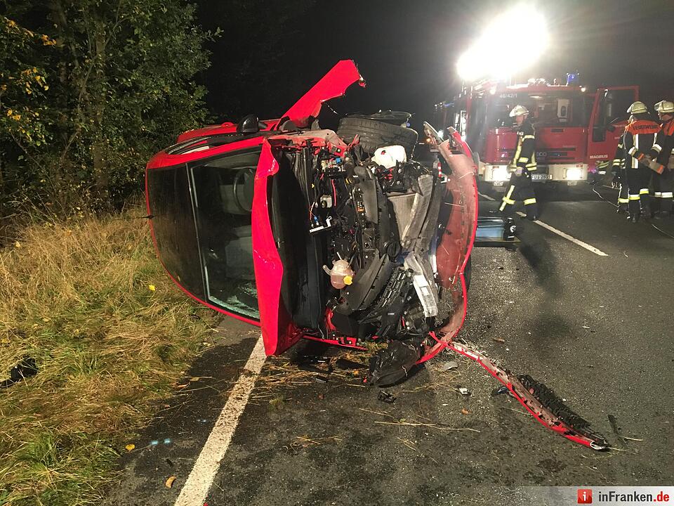 Pkw kracht in Baumgruppe und überschlägt sich bei Ödenreuth