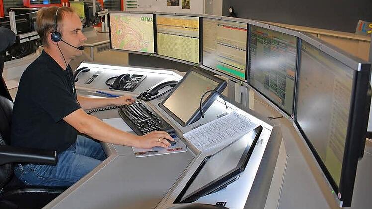 Die Notrufzentrale der Integrierten Leitstelle in Schweinfurt. Hier sitzt der Disponent, Schichtführer Sven Hoveling, der die Notrufe entgegennimmt und dann am Bildschirm unter anderem den Einsatzort aufrufen und die Rettungskräfte alarmiert.  Fotos: Hanns Friedrich