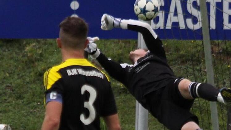 Der Freistoß von Marc Baumann zum 1:1 landete passgenau im Tordreieck, so dass Torwart Alexander Fediouk vergeblich flog.