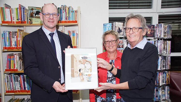 Die Jubiläums-Karikatur verschenkte Klaus Strobel zur Eröffnung der Ausstellung an einige Unterstützer, darunter den Bürgermeister. Unser Bild zeigt von rechts Klaus und Petra Strobel mit Bürgermeister Thomas Stadelmann.Sabine Weinbeer