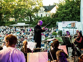 Tausende von Zuhörern bejubelten das Philharmonische Orchester des Landestheaters Coburg beim Klassik-Open-Air im Rosengarten.Foto: Jochen Berger