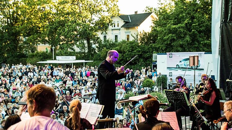 Tausende von Zuhörern bejubelten das Philharmonische Orchester des Landestheaters Coburg beim Klassik-Open-Air im Rosengarten.Foto: Jochen Berger