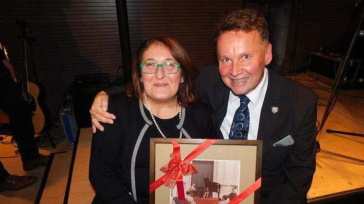 Rosaria Ferrara übergab Fotos mit Wilhelm Kemp an Volker  Seitter zur Erinnerung an den Thurnauer Komponisten. Foto: Horst Wunner