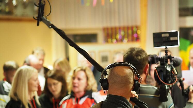 Beim Besuch des Bayerischen Fernsehens durften die Fans der Kissinger Wölfe diskutieren - und singen. Foto: Jürgen Schmitt