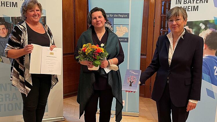Regierungspräsidentin Heidrun Piwernetz (rechts) überreichte den Integrationspreis an Karin Minet (Vorsitzende des Kulmbacher Literaturvereins, links) und Projektleiterin Uschi Prawitz und gratulierte dazu. Foto: Regierung von Oberfranken