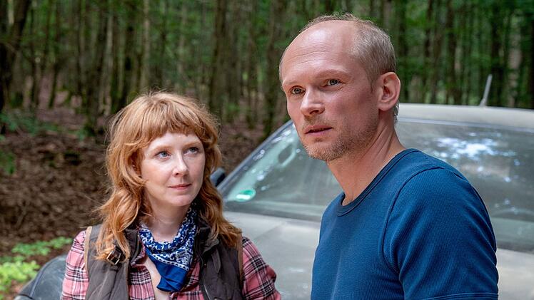 F&ouml;rsterin Maja Schorlau (Sarah Bauerett) und Ermittler Jan Kawig (Bernhard Conrad) haben sich im Wald kennengelernt. Das Interesse f&uuml;reinander ist offensichtlich.