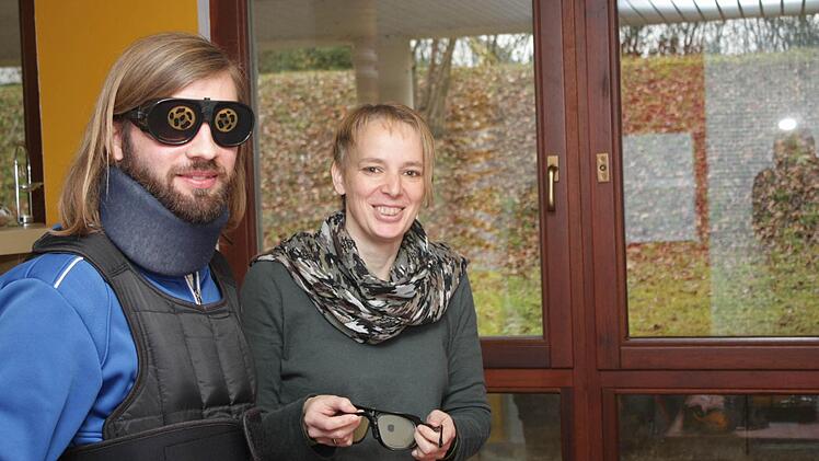 Könnte auch einer aus dem Ensemble von der Rockband Rammstein sein: Sebastian Martin mit Diabetischer Brille