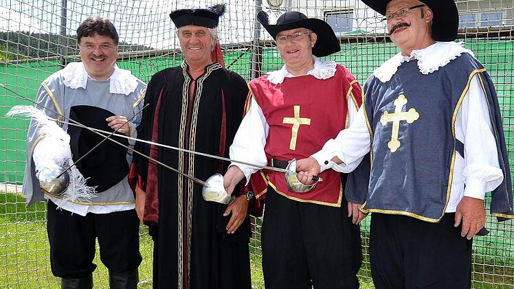 "Die drei Musketiere" mit Überraschungsgast Jean Marie Pfaff als "Kardinal Richelieu" (Zweiter von links).