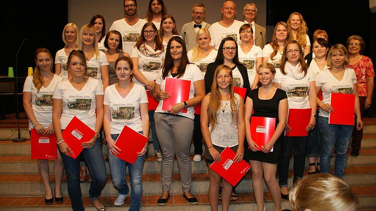 Endlich fertige Erzieher: Mit ihren Urkunden über die erfolgreich bestandene Erzieher-Prüfung erhielten viele der Absolventen des abschließenden Berufspraktikums auch die Fachhochschul- oder auch die fachgebundene Hochschulreife. Fotos: Sabine Weinbeer