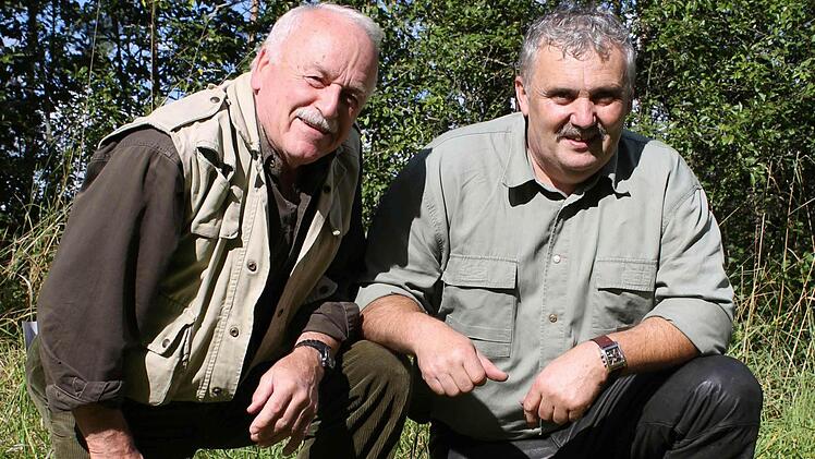 Er erlegte den Marderhund: Werner Ahles (rechts) mit und Reviermitpächter Ernst Fink