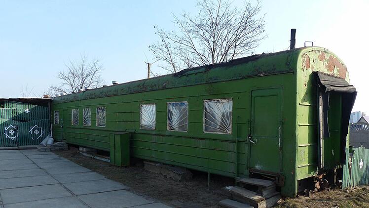 Not macht erfinderisch: Dieser ausrangierte Eisenbahnwaggon wird in Weißrussland als Wohnung genutzt.