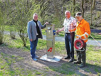 Bürgermeister Hermann Anselstetter (Bildmitte) nachm mit Raimund Schramm vom Fremdenverkehrsamt (links) und Bauhofleiter Helmut Goller die Münzstromsäule auf dem Wohnmobil-Stellplatz im romantischen Schorgasttal in Betrieb. Foto: Klaus-Peter Wulf