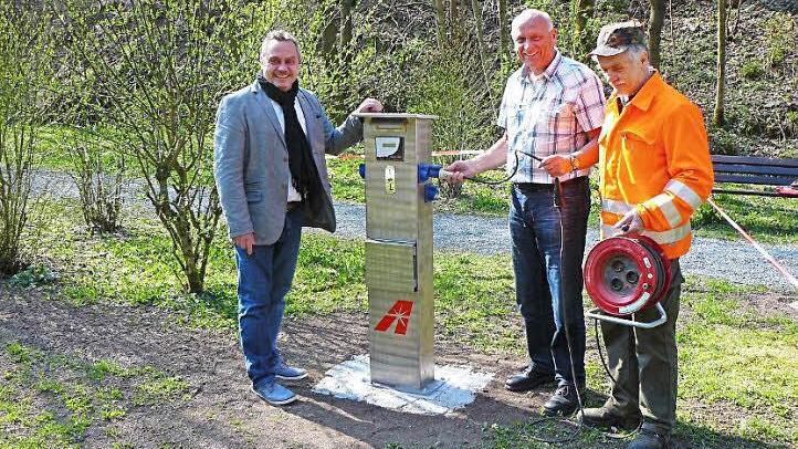 Bürgermeister Hermann Anselstetter (Bildmitte) nachm mit Raimund Schramm vom Fremdenverkehrsamt (links) und Bauhofleiter Helmut Goller die Münzstromsäule auf dem Wohnmobil-Stellplatz im romantischen Schorgasttal in Betrieb. Foto: Klaus-Peter Wulf