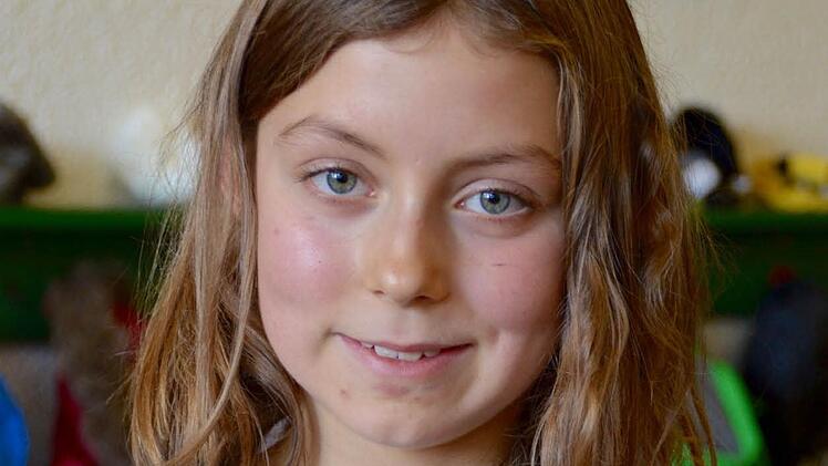 Isabella (9) aus Stralsbach hebt Dosen und tüten auf, die sie in der Natur findet und kann nur ihren Kopf über Leute schütteln, die ihren Müll einfach so hinschmeißen. Foto: Kathrin Kupka-Hahn