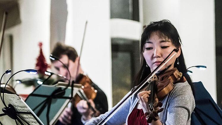 Impressionen vom Weihnachtskonzert mit dem Coburger Collegium musicum in St. Marien: Megumi Ikeda war die Solistin in Bachs a-Moll-Violinkonzert.Foto: Jochen Berger